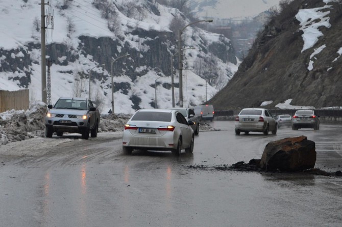Bitlis’te yola düşen kaya nedeniyle facianın eşiğinden dönüldü
