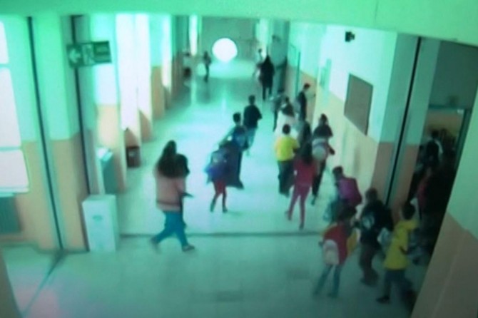 Öğrencilerin deprem paniği kameralara yansıdı