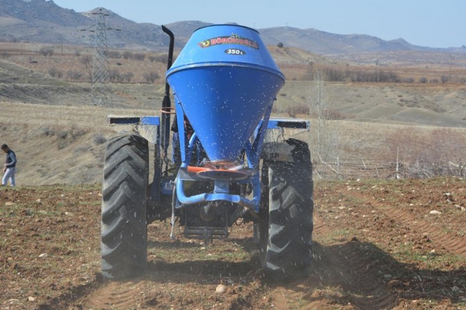 Çiftçiler bahar gübresi atıyor