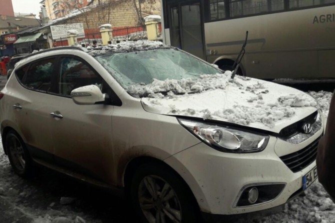 Çatıda biriken kar park halindeki araçların üzerine çöktü