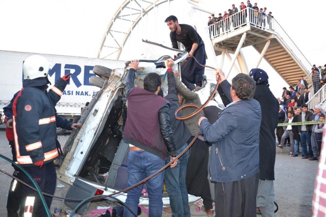 TIR ile yolcu minibüsü çarpıştı: Bir ölü 15 yaralı