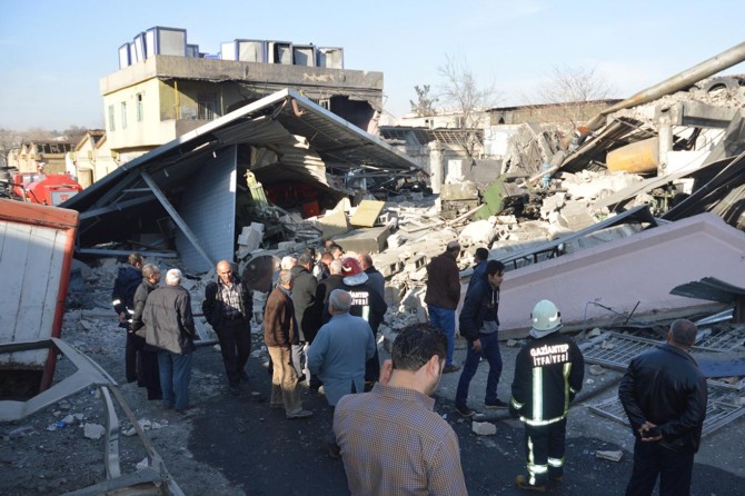 Buhar kazanı patlayan lastik fabrikası yıkıldı