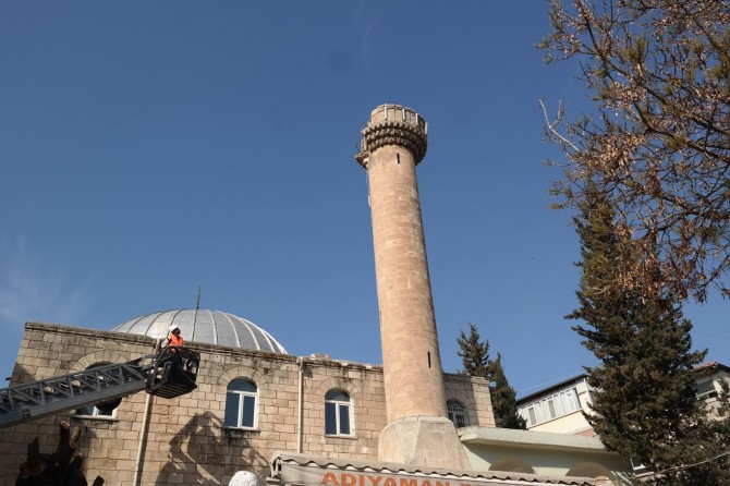 Depremde hasar gören minare düştü