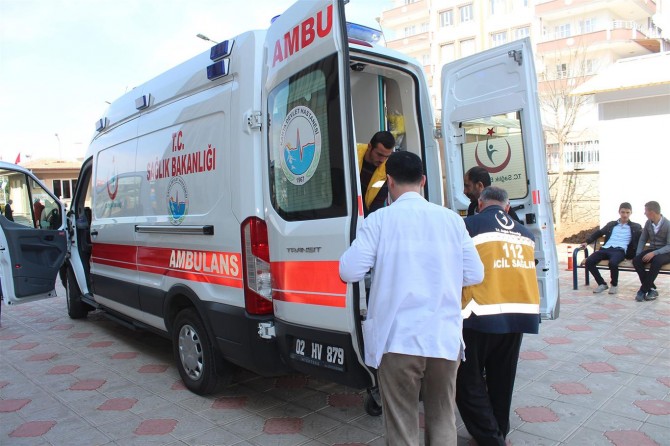 Bahçede çalışan amcayı yılan soktu