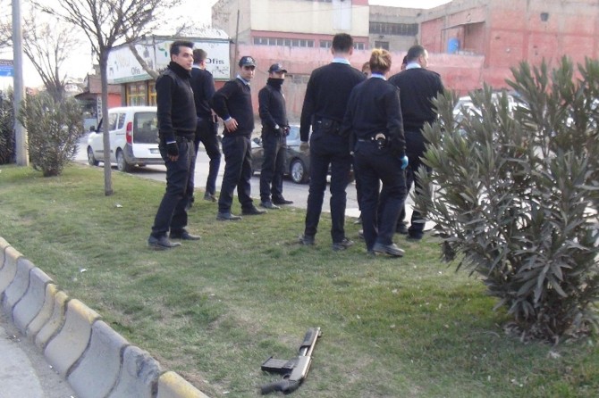 Polisi görünce silahı atan kişi kovalamacanın ardından yakalandı