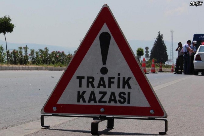 TIR servis aracına çarptı: 5 yaralı