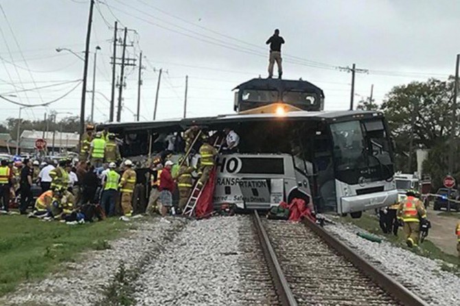 ABD'de tren otobüse çarptı: 4 ölü