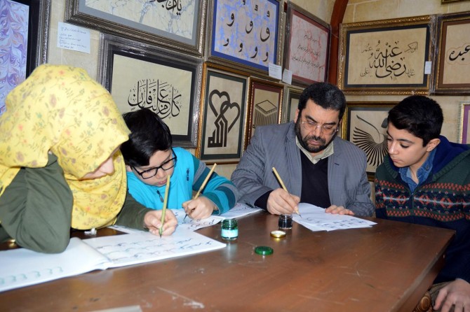 30 sal e hunermendên xweşnivîsiyê perwerde dike