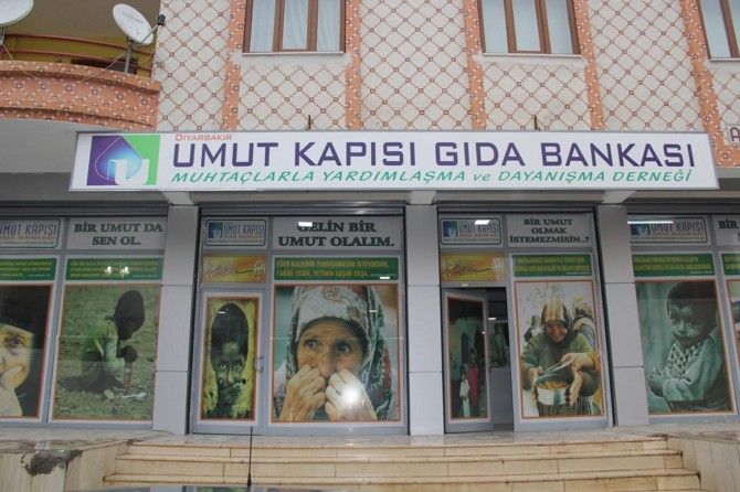 Diyarbakır Umut Kapısı yüzlerce aileye yardımda bulundu