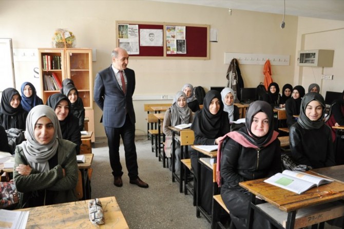 "Öğretmenliğin diğer mesleklerden farkı insan yetiştiriyor olmasıdır"