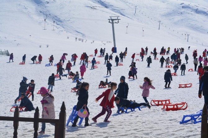 İpekyolu Belediyesinden 250 çocuğa kayak etkinliği