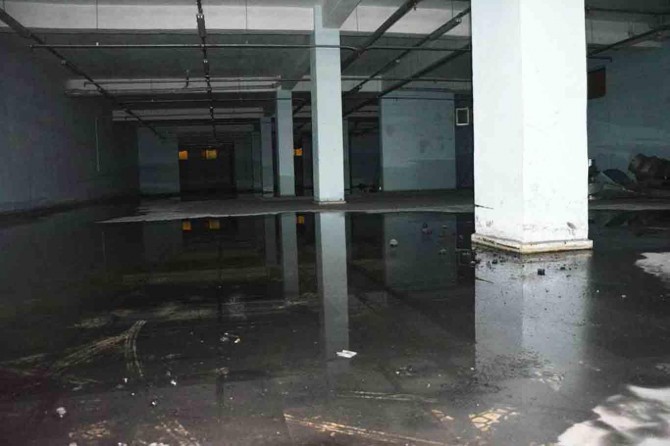 Zemini su çeken hastane vatandaşı tedirgin ediyor