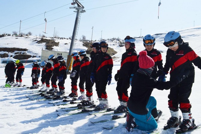320 öğrenci ilk kez kayak sporuyla tanıştı