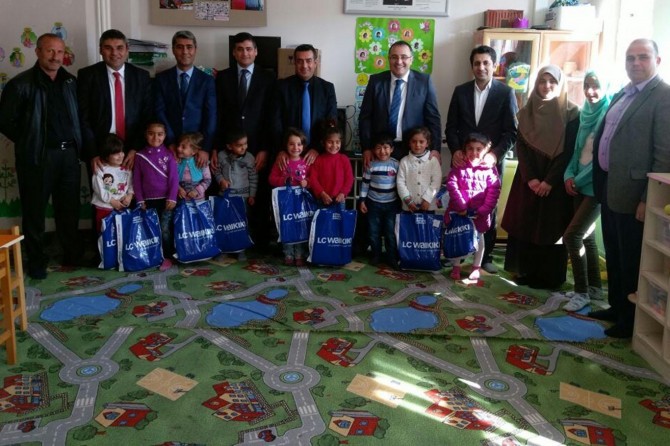 Batman Hasankeyf'te Bin 621 öğrenciye kıyafet yardımı yapıldı