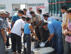 Sınırdaki Mültecilere Günde İki Öğün Yemek