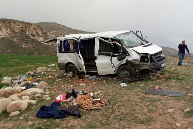 Bağ budamasına giden aile kaza geçirdi: Bir ölü 10 yaralı