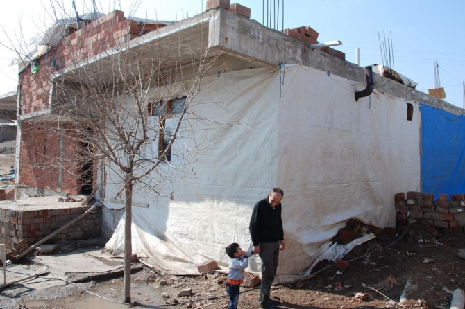 Şaredariyê alîkariya malbata ku di avahiyeke nelihevhatî de dijiya kir