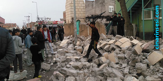 Fırtına, Çınar'da minareyi yıktı çatıları uçurdu VİDEO-FOTO