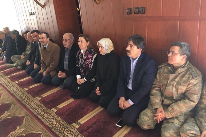 Cami adabına uymayan milletvekiline tepki