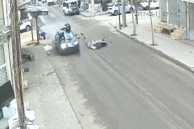 Otomobil ile motosikletin çarpıştığı kaza güvenlik kamerasında