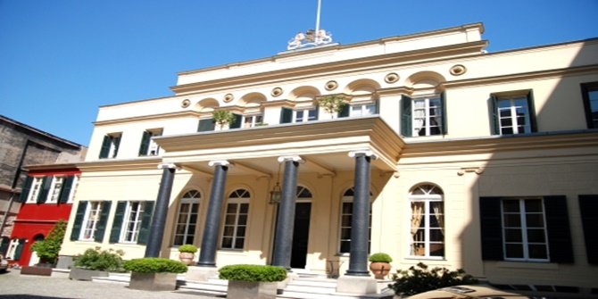 Hollanda elçiliğine giriş-çıkışlar kapatıldı