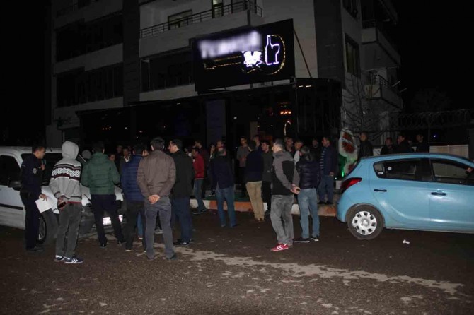 Diyarbakır'da Mahalleliden alkol tüketilen kafeterya önünde protesto