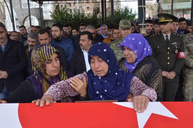 İntihar ettiği iddia edilen asker toprağa verildi