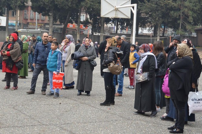 Öğrenciler içerde aileleri dışarda terk döktü
