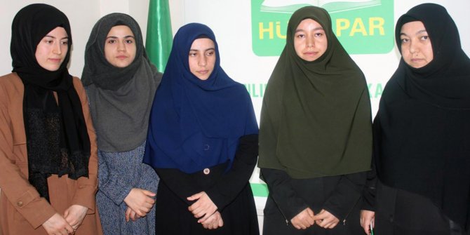 Üniversiteli genç kızlar pembe otobüs taleplerini HÜDA PAR’a iletti