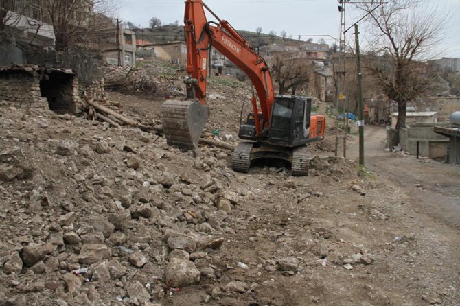 Batman Kozluk'ta madde bağımlılarının meskeni haline gelen metruk yapılar yıkılıyor