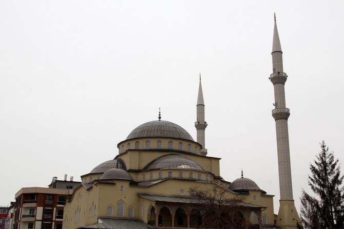 Divê em bertekên xwe yên li dijî qedexeya bangê di qadan de bidin nîşandan