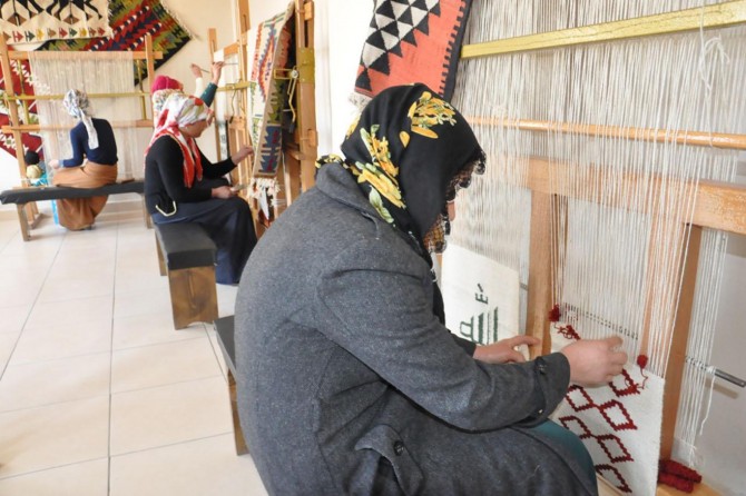 Kadınlar meslek öğrenmenin sevincini yaşıyor