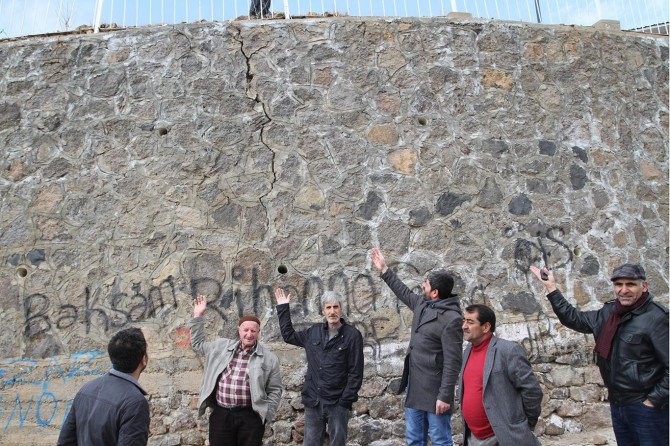 Okulun bahçe duvarı tehlike saçıyor