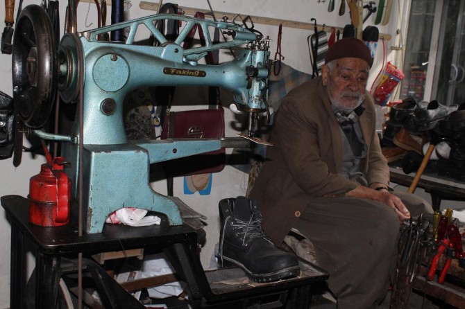 İlerleyen yaşına rağmen mesleğini devam ettiriyor