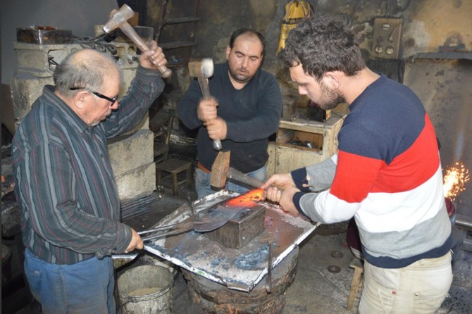 53 yılını verdiği baba mesleğini şimdi torununa öğretiyor
