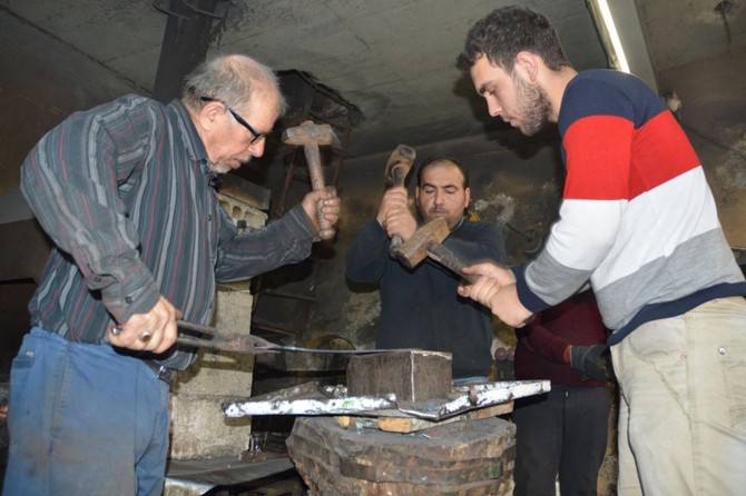 Karê bavê xwe ya ku 53 sal e didomîne niha hînê neviyê xwe dike