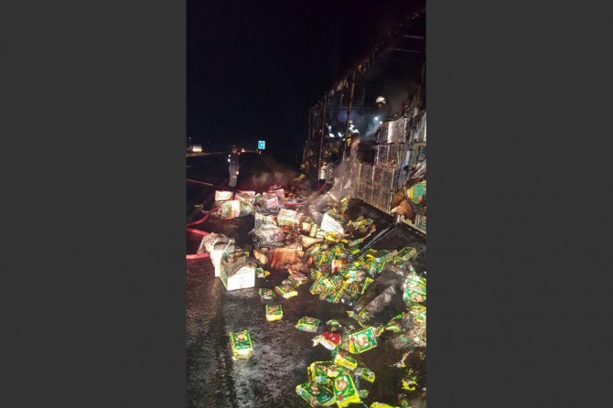 Seyir halindeki TIR alev aldı