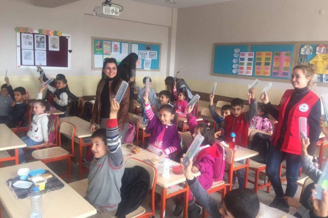 Öğrencilere kırtasiye malzemesi dağıtıldı