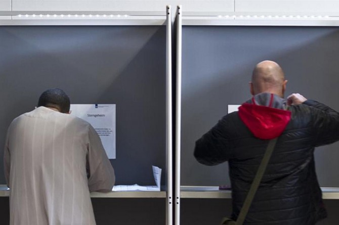 Hollanda Başbakanı Rutte'nin partisi birinci oldu