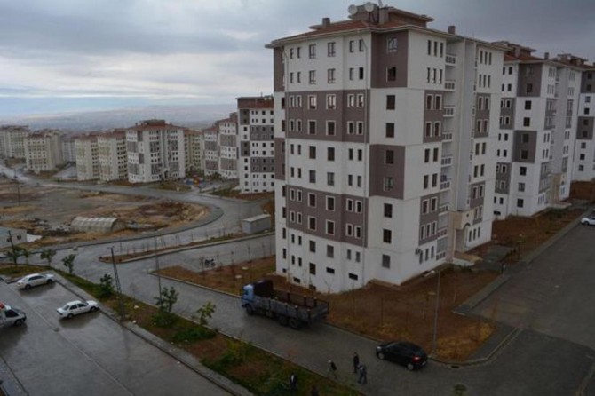 Emekliler hayalini kurdukları evlere kavuşuyor