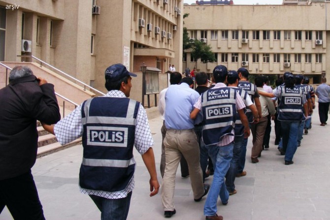 PKK propagandası yapan 13 kişiye gözaltı