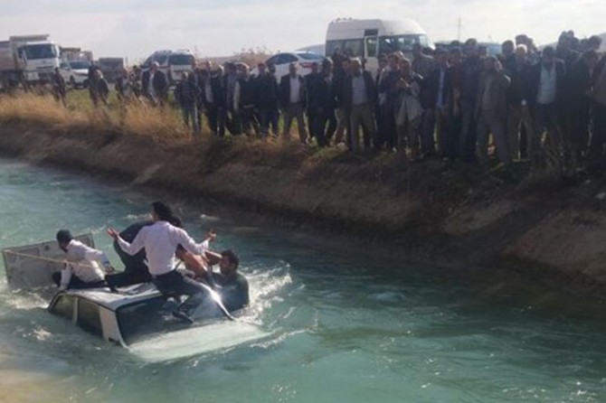 Sürücüsü kalp krizi geçiren otomobil sulama kanalına uçtu