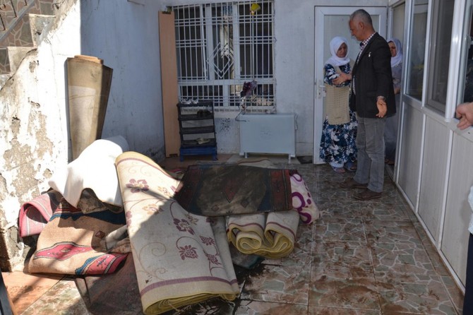 Kanalizasyonun tıkanmasıyla bir ev pis su altında kaldı