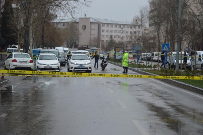 Emniyet müdürlüğü yakınlarında silahlı kavga: 3 yaralı