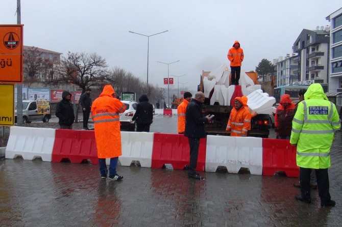 Bingöl'e girişi sağlayan tek köprü trafiğe kapatıldı