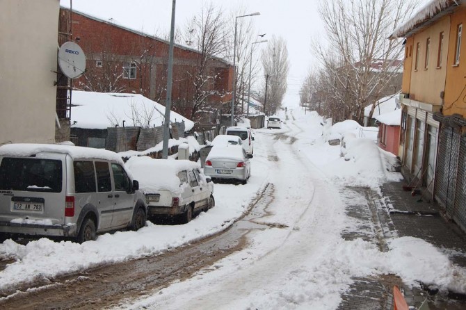 Kar yağışı günlük hayatı olumsuz etkiliyor