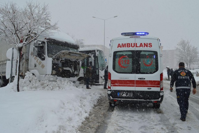 Bitlis’te yoğun kar birçok kazayı beraberinde getirdi