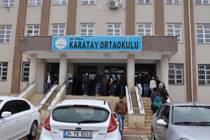 Ji ber hîcabê di salona îmtîhanê de hat rencîdekirin