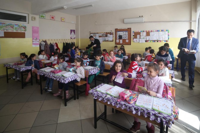 Öğrencilere kitap bağışlayarak uzlaştılar