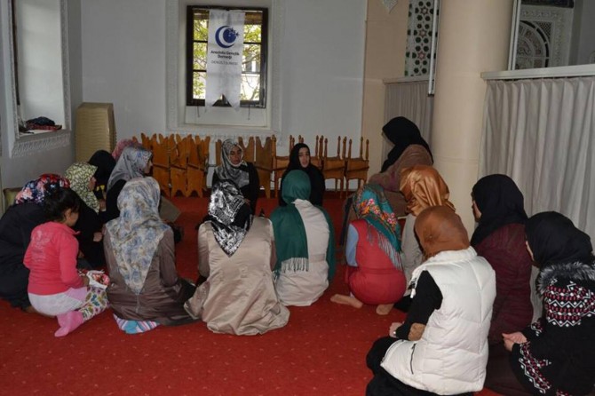 Üniversiteli genç kızlar camide bir araya geldiler